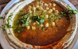 חומוס עם פול וגרגירים, נאדר הגדול (צילום: ניר קיפניס)