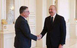 שר החוץ גדעון סער ונשיא אזרבייג'ן אילהם אלייב (צילום: שלו מן)