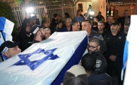 המשטרה מלווה את רס"ר רן גואילי ז"ל למכון לרפואה משפטית (צילום: דוברות המשטרה)