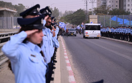 שוטרים מצדיעים לארונו של רס"ר רן גואילי ז"ל (צילום: אבשלום ששוני)