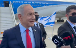 ראש הממשלה בנימין נתניהו לפני העלייה לכנף ציון, מיקרופון מעריב (צילום: אנה ברסקי)