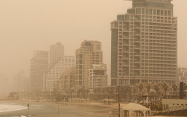 אובך וזיהום אוויר בתל אביב (צילום: אבשלום ששוני)