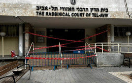 חסימת הכניסה לבית הדין הרבני בתל אביב (צילום: באדיבות בונות אלטרנטיבה)