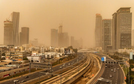 אובך בתל אביב (צילום:  Erik Marmor/Flash90)