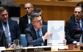 גדעון סער מציג במועצת הביטחון את מפת המנדט הבריטי (צילום: דוברות)