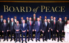 מועצת השלום המלאה בפגישה הראשונה, נציג ישראל גדעון סער מאחורה (צילום: רויטרס)