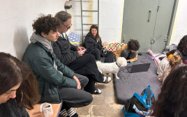 ישראלים במקלט (צילום: אבשלום ששוני)