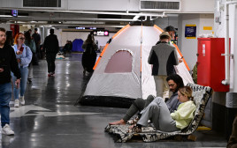 מקלטים, מרחב מוגן, ישראלים מתמגנים בחניון תת קרקעי בתל אביב (צילום: אבשלום ששוני)