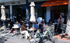 בתי קפה בתל אביב במלחמה עם איראן (צילום: אבשלום ששוני)