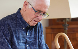 גבר מבוגר עם כאב ברכיים (צילום: אינגאימג')