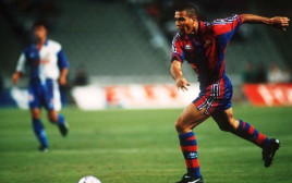 רונאלדו נזאריו במדי ברצלונה (צילום: GettyImages)