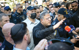 איתמר בן גביר בזירת הנפילה בתל אביב (צילום: חיים גולדברג פלאש 90)