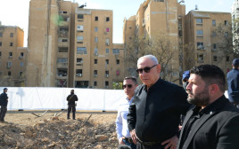 בנימין נתניהו בזירת נפילת הטיל האיראני בבאר שבע (צילום: אבי אוחיון, לע"מ)