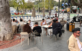 בית קפה בתל אביב בזמן המלחמה עם איראן (צילום: אבשלום ששוני)