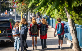 תלמידים בדרכם לבית ספר (צילום: חיים גולדברג פלאש 90)