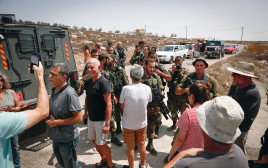 פעילי "שוברים שתיקה" וחיילי צה"ל (צילום: ויסאם השלמון, פלאש 90)