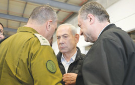 ישראל כ"ץ, בנימין נתניהו ואייל זמיר בבסיס פלמחים, מרץ 2026 (צילום: מעיין טואף, לע"מ)