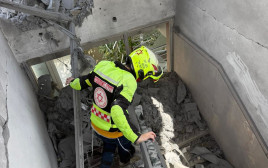 כוחות פועלים בזירת הנפילה בתל אביב (צילום: תיעוד מבצעי מד"א)