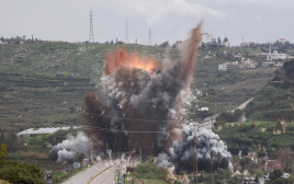 תקיפת גשר בדרום לבנון (צילום: רויטרס)