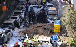 זירת ההרס בתל אביב מפגיעת הטיל מאיראן  (צילום: אבשלום ששוני)