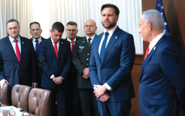 זיו אגמון (שלישי משמאל) (צילום: רויטרס)