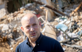 נפתלי בנט בזירת נפילת טיל איראני בתל אביב (צילום: חיים גולדברג פלאש 90)