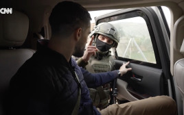 ג'רמי דיימונד וצוות הצילום באזור הכפר תיאסיר (צילום: צילום מסך CNN)