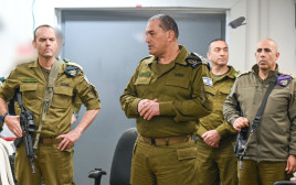 הרמטכ״ל, ראש אמ״ן וראש אגף המבצעים בהערכת מצב באגף המודיעין לפני היציאה למבצע ״שאגת הארי״ (צילום: דובר צה"ל)