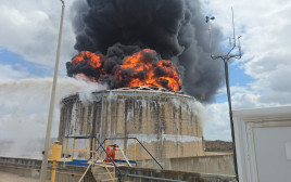 הפגיעה בבתי הזיקוק (צילום: כבאות והצלה)