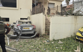 פגיעה במבנה מירי טילים לעבר קריית שמונה (צילום: דוברות עיריית קריית שמונה)