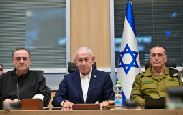 בנימין נתניהו, ישראל כ"ץ ואייל זמיר בהערכת מצב בקריה (צילום: קובי גדעון, לע"מ)