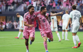 מסי חוגג עם סגוביה (צילום: Gettyimages)
