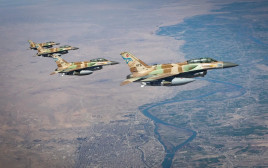 תיעוד ראשון מהאוויר: מטוסי קרב של חיל האוויר בדרכם לתקיפה באיראן (צילום: דובר צה"ל)
