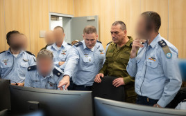אייל זמיר בחדר הפיקוד על "מבצע עיט" (צילום: דובר צהל)