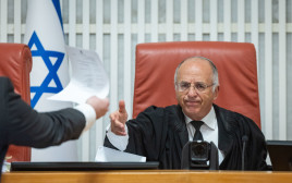 השופט נעם סולברג בדיון על ועדת חקירה לטבח ה-7 באוקטובר (צילום: יונתן זינדל פלאש 90)
