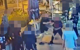 זירת הרצח בפתח תקווה: בני (ימנו) זלקה נאבק מול הנערים (צילום: מסך)