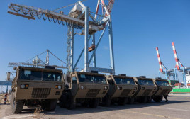 חימושים וציוד צבאי אשר הגיע לישראל כחלק מהרכבת האווירית והימית מארה"ב לישראל (צילום: אגף דוברות וקשרי ציבור במשרד הביטחון)