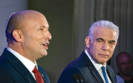 יאיר לפיד ונפתלי כספית במסיבת העיתונאים (צילום: חיים גולדברג פלאש 90)