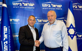 אביגדור ליברמן ושרון שרעבי (צילום: ללא קרדיט)