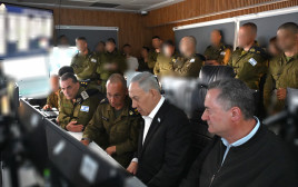 בנימין נתניהו וישראל כ"ץ בבור הפיקוד של חיל הים בקריה (צילום: חיים צח, לע"מ)