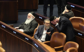 ראשי הסיעות החרדיות בכנסת בהצעת חוק פיזור הכנסת ה-25 (צילום: מרק ישראל סלם)