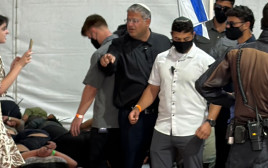בן גביר עם פעילי המשט (צילום: דוברות המשרד לביטחון לאומי)