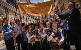 ילדים חוגגים מתן תורה שבועות מאה שערים 2024 (צילום: יונתן זינדל פלאש 90)