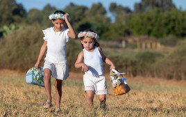 ילדות במושב ישרש נושאות סלי ביכורים לחג השבועות, 29.5.25 (צילום: יוסי אלוני פלאש 90)