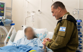 הרמטכ"ל אייל זמיר בביקור פצועים בבית החולים רמב"ם (צילום: דובר צה"ל)