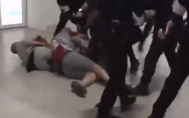 המשטרה הספרדית עוצרת באלימות את פעילי המשט "סומוד" בשדה התעופה  (צילום: צילום מסך רשת X)