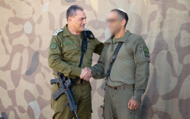 הרמטכ"ל אייל זמיר ואל"ם ח' (צילום: דובר צה"ל)