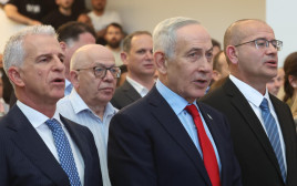 רומן גופמן, בנימין נתניהו ודדי ברנע בטקס חילופי ראש המוסד (צילום: תקשורת המוסד)