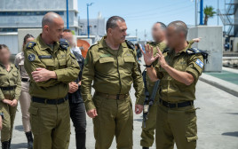 הרמטכ"ל אייל זמיר עם מפקד חיל הים אייל הראל בביקור בבסיס בחיפה (צילום: דובר צה"ל)