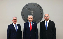 רונן גופמן, בנימין נתניהו ודדי ברנע (צילום: תקשורת המוסד)